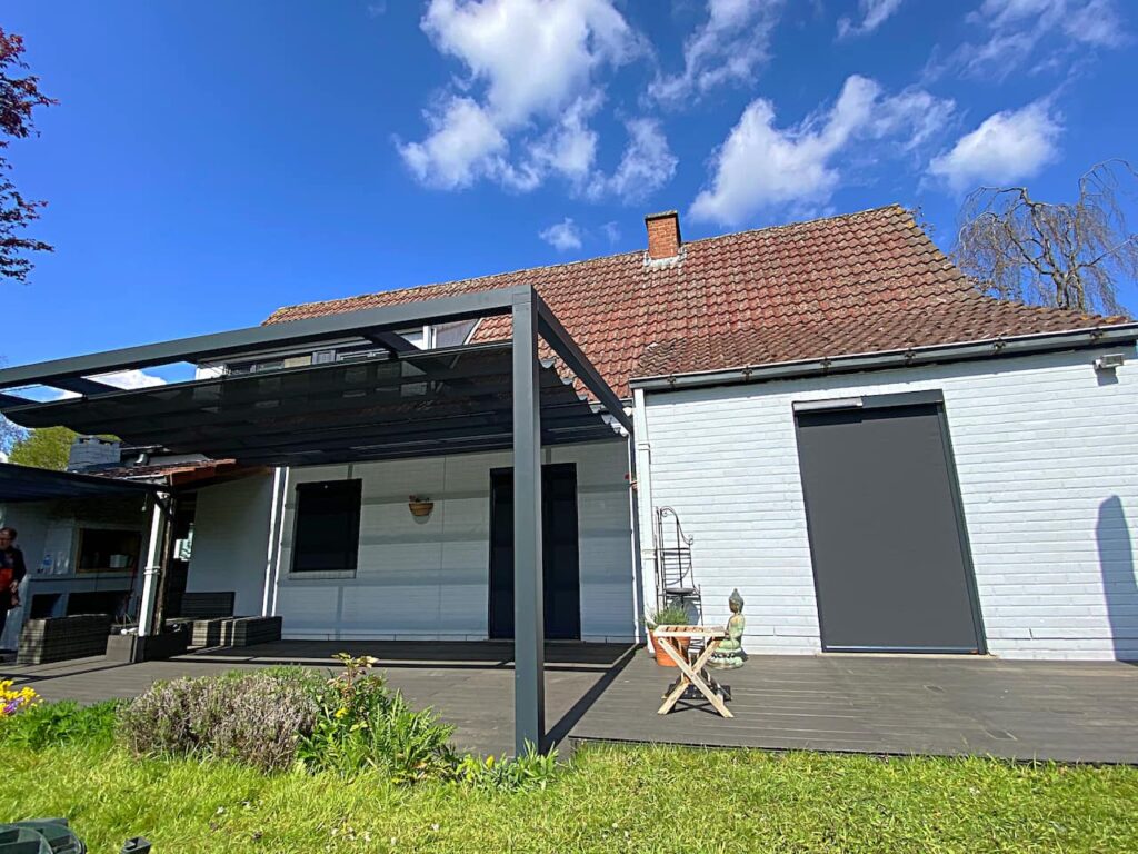 Store rétractable de plafond sur veranda