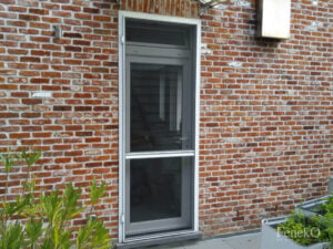 Porte moustiquaire pour porte battante avec cadre blanc