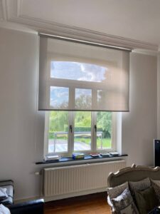 Store enrouleur blanc sur fenêtre dans un salon